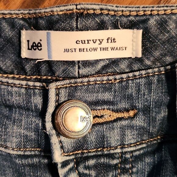 Lee curvy fit just below the waist denim jeans.30W, 28" L - Picture 2 of 4